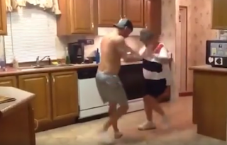moeder en zoon dansen in de keuken